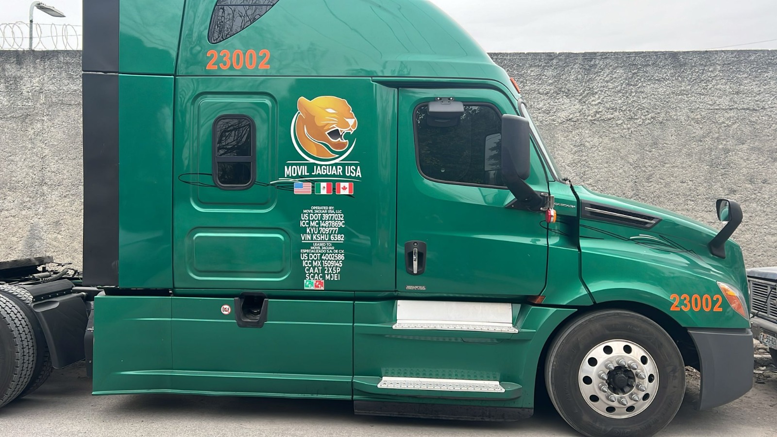 Movil Jaguar USA green truck